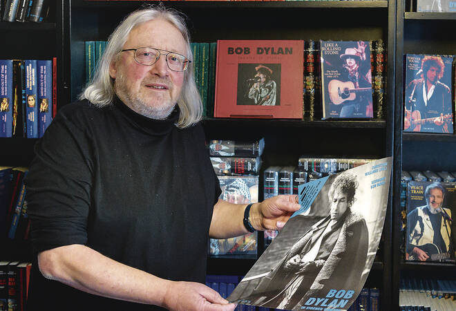 Verleger Georg Stein mit Dylan-Plakat
